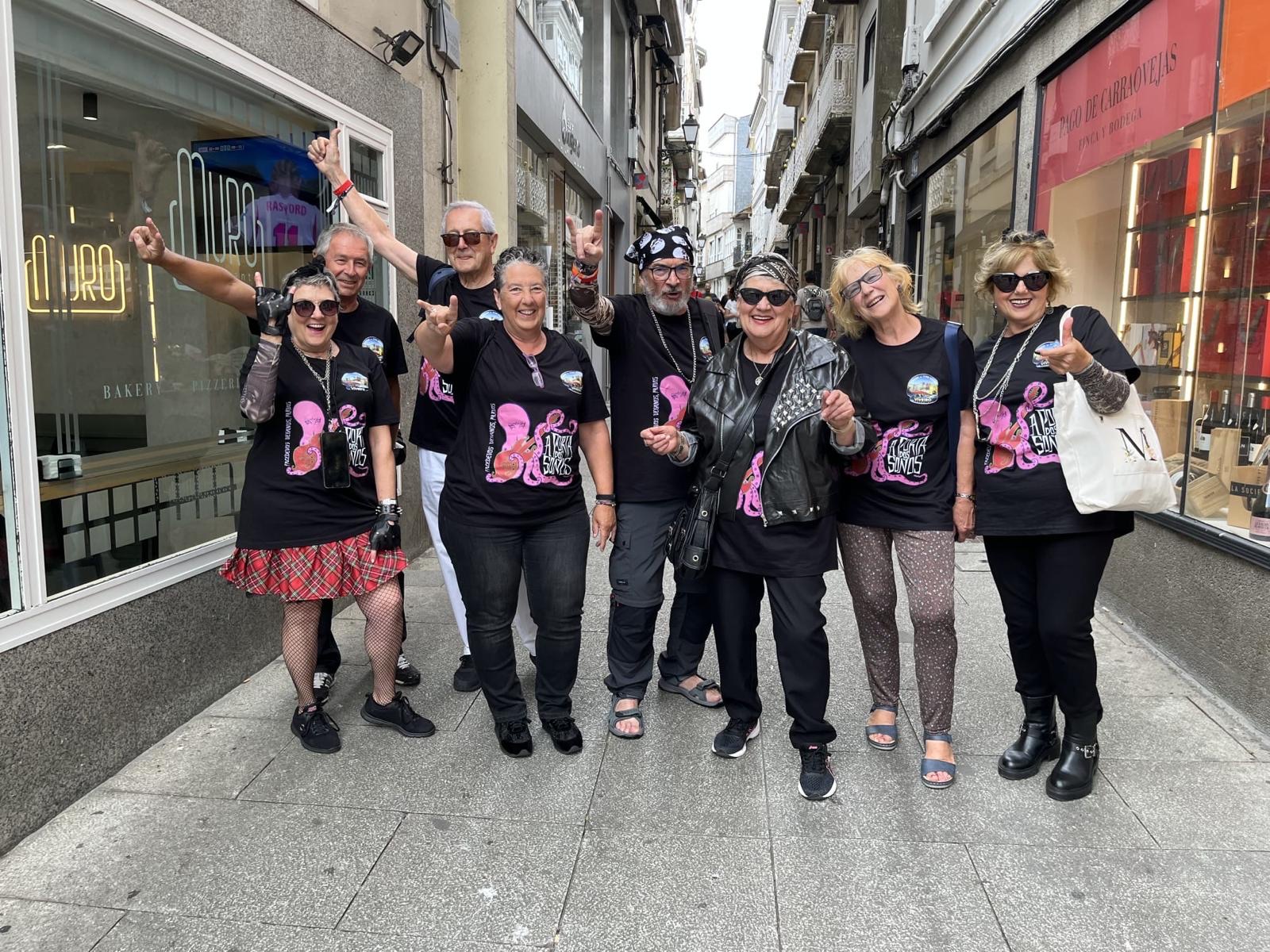 Parte del equipo sénior de A Porta dos Soños, con las camisetas de la película, en las calles de Viveiro