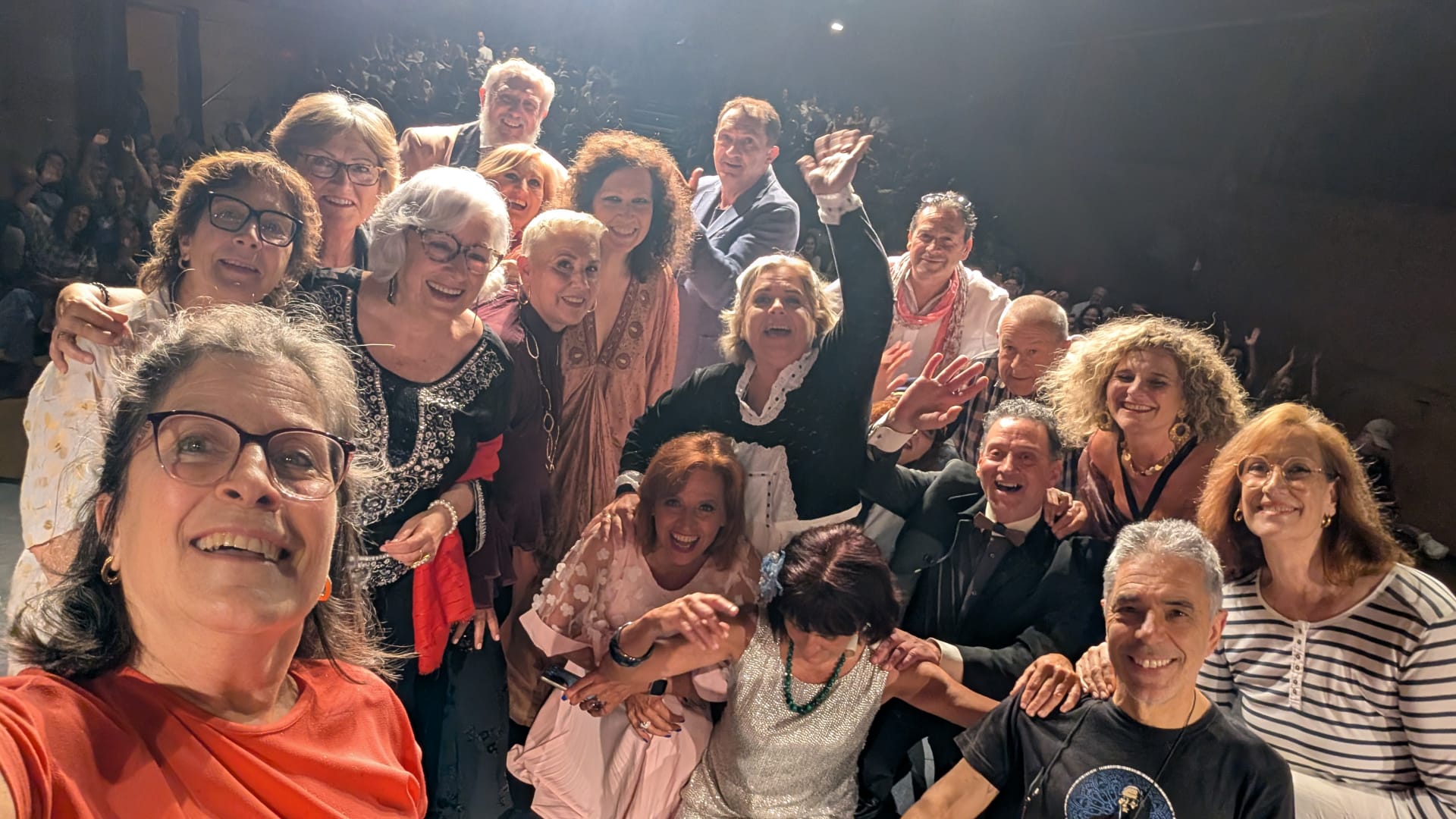 El elenco del grupo de teatro O Canteiro celebra el éxito del estreno con el público del Forum Metropolitano de A Coruña